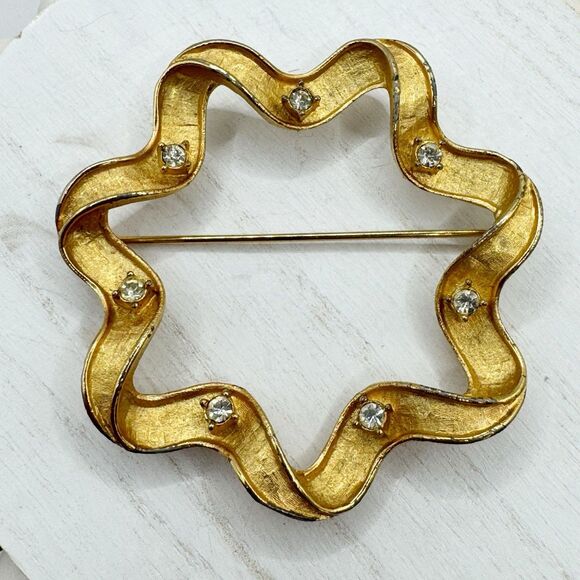 SARAH COVENTRY Large Gold Tone Wreath Ribbon & Rhinestone Pin Brooch Vintage - Picture 1 of 8